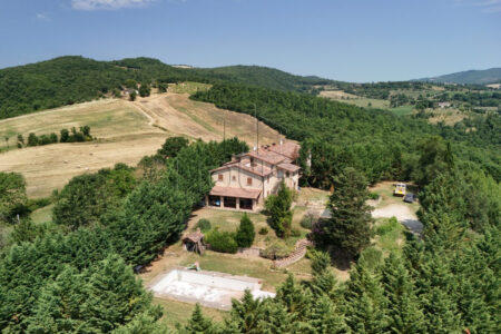 Casolare rustico ristrutturato con piscina e vista panoramica