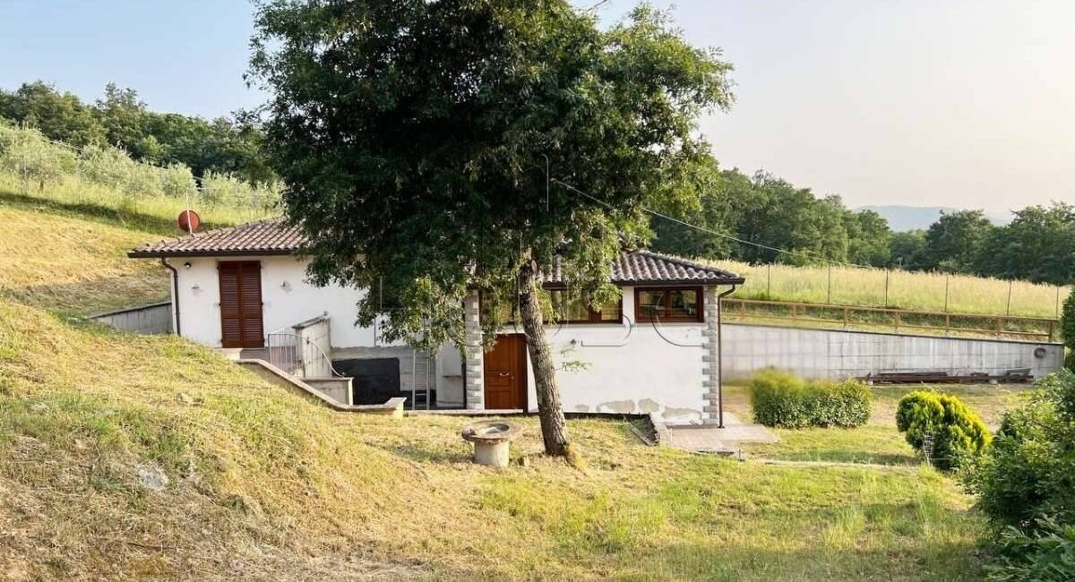 Casa singola panoramica con giardino e garage doppio