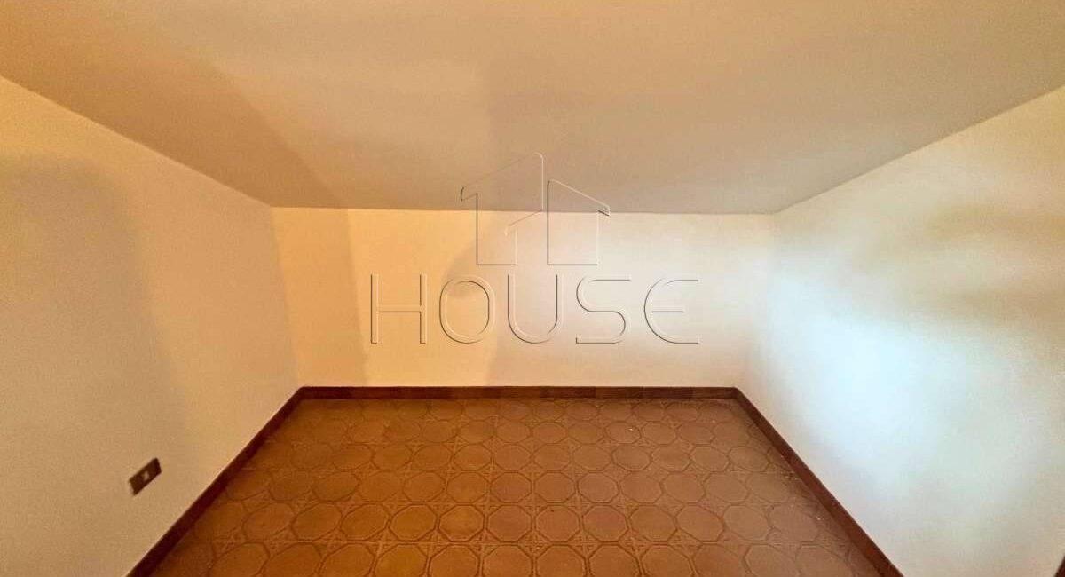 Villa sul lago con ampio terreno
