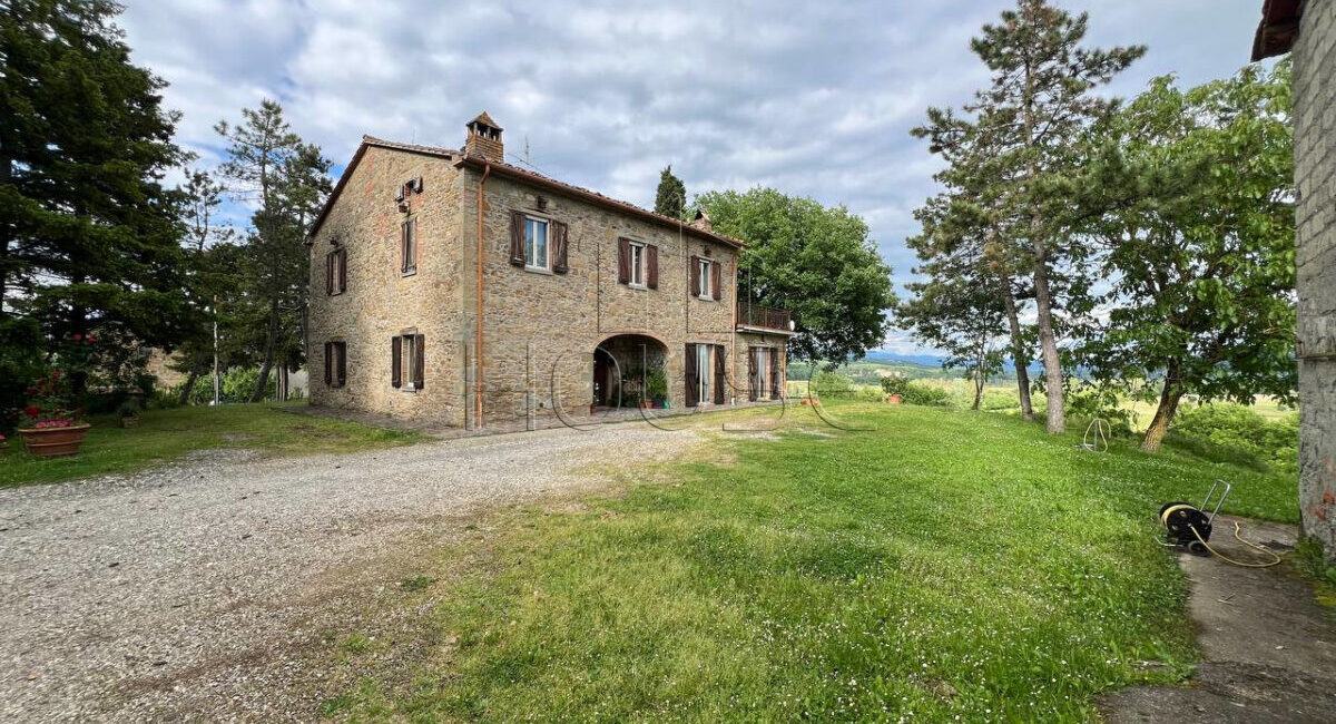 Casale in pietra panoramico con annesso e terreno