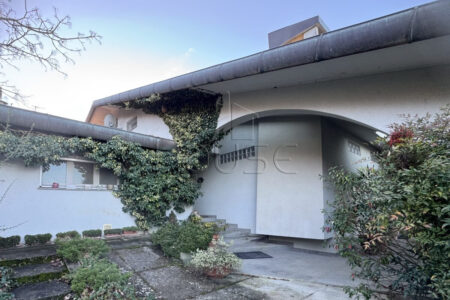 Villa in posizione panoramica con ampio parco privato