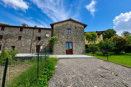 Porzione di casolare con annesso ristrutturato e giardino
