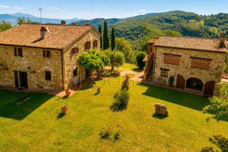Meraviglioso podere con due casali