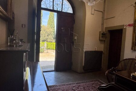 Villa d’epoca con terreno e campo da tennis