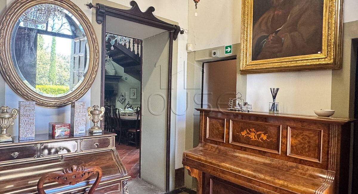 Villa d’epoca con terreno e campo da tennis