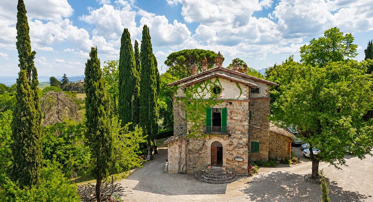 Villa d’epoca con terreno e campo da tennis