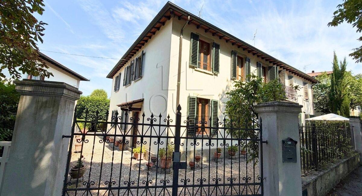 Villetta signorile libera su tre lati con giardino