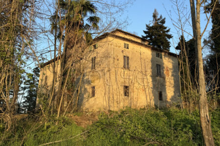 Casale panoramico da ristrutturare con ampio terreno