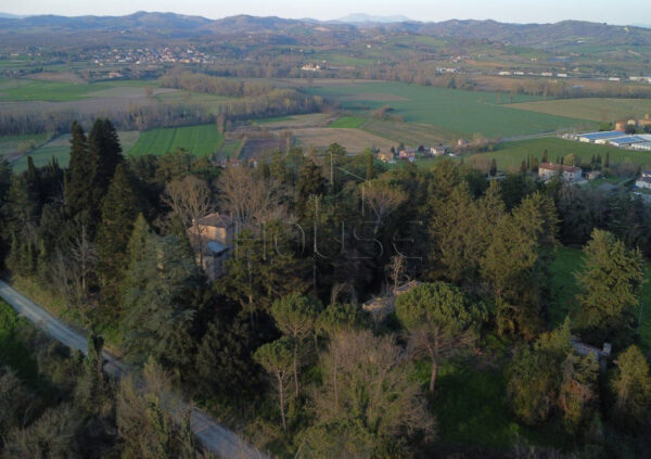 Casale panoramico da ristrutturare con ampio terreno