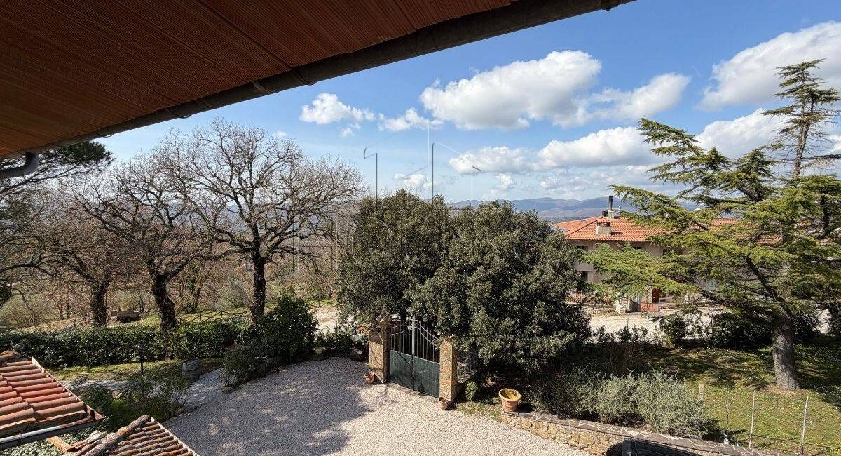 Casale ristrutturato con piscina e vista panoramica in vendita a Preggio