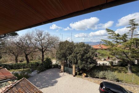 Casale ristrutturato con piscina e vista panoramica in vendita a Preggio