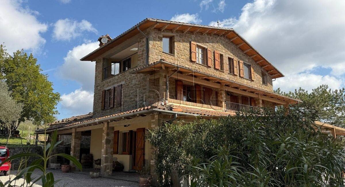 Casale ristrutturato con piscina e vista panoramica in vendita a Preggio