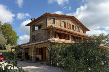 Casale ristrutturato con piscina e vista panoramica in vendita a Preggio