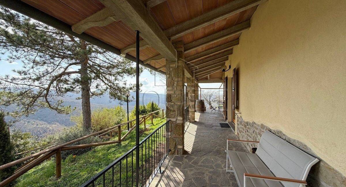 Casale ristrutturato con piscina e vista panoramica in vendita a Preggio