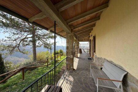 Casale ristrutturato con piscina e vista panoramica in vendita a Preggio